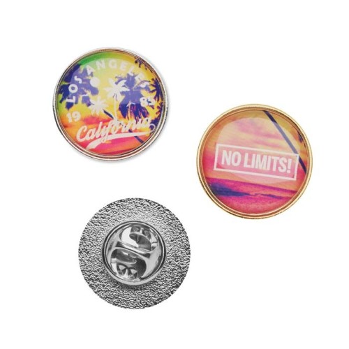 Kerek, fém jelvény műgyanta bevonattal