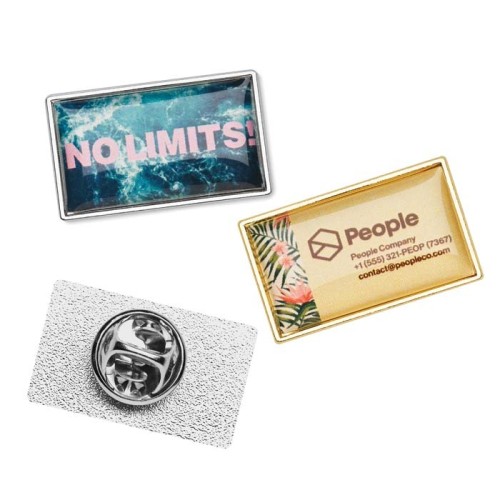 Téglalap alakú fém jelvény, műgyanta bevonat