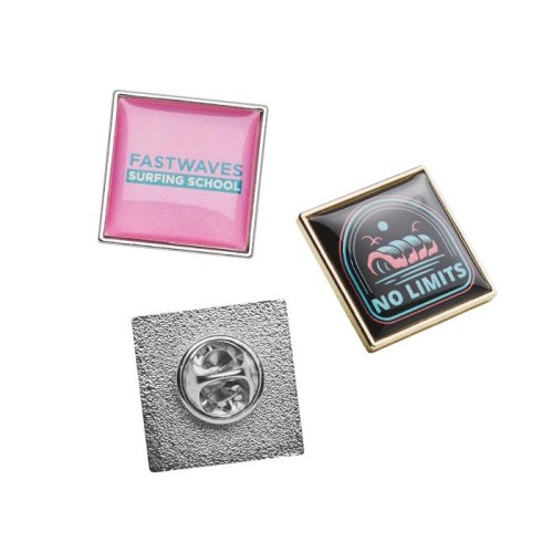 Négyzet alakú fém jelvény műgyanta bevonattal