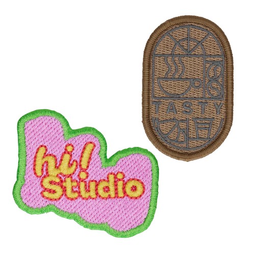 Hímzett címke körbeszegett szegéllyel