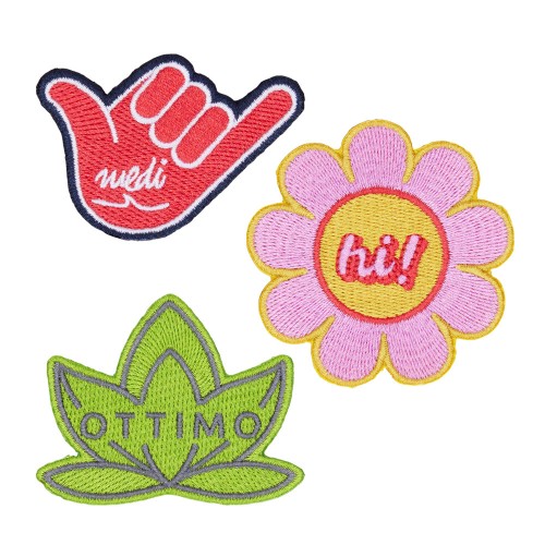 Hímzett címke lézervágott szegéllyel