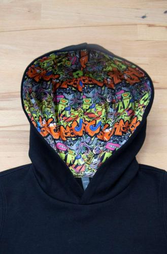 UNISEX GYERMEK KONTRASZTOS MINTÁJÚ KAPUCNIS PULÓVER